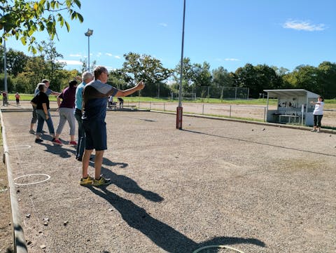Trainerin Lilli Busam (re) führte ins Boule-Spielen ein