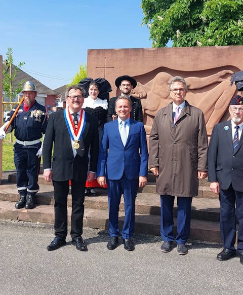 Gambsheims Bürgermeister Hubert Hoffmann, Rheinaus Bürgermeister Oliver Rastetter und der ehemalige Rheinauer Bürgermeister Michael Welsche (von links) während der Gedenkveranstaltung am 8. Mai 2025