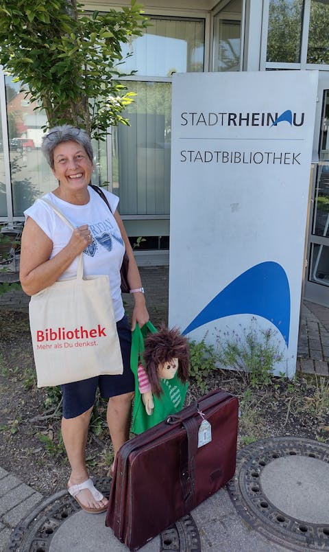 Ruth Hagemeister geht mit ihrem Koffer und Paula auf Tour