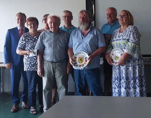 Bürgermeister Oliver Rastetter (li) ehrte verdiente Bürgerinnen und Bürger mit Ortsvorsteherin Frau Zervas (rechts neben Bürgermeister Rastetter)