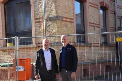 Der neue Bauamtsleiter Gereon Zimmer (li.) und Bürgermeister Christian Francken am Bauprojekt zur Sanierung und zum Umbau der Grundschule Freistett