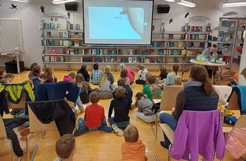 Während eines kleinen Malkurses zeigt Josephine Mark wie ihre Figuren für den Comic entstehen