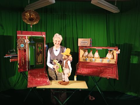 Ellen Heese vom Theater en Miniature war mit Pettersson und Findus zu Gast in der Stadtbibliothek Rheinau