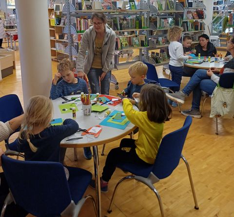 Die LeseFuchsBande bastelt unter Anleitung von Bibliotheksmitarbeiterin Heike Durban