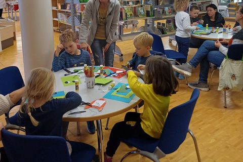 Die LeseFuchsBande bastelt unter Anleitung von Bibliotheksmitarbeiterin Heike Durban