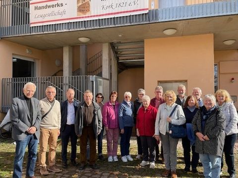 Die Teilnehmerinnen und Teilnehmer des Seniorenrats Rheinau vor dem Deutschen Epilepsiemuseum in Kork. Gründer Dr. Hansjörg Schneble (links) führte die Gruppe durch die Ausstellung