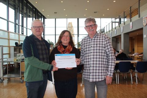 Seniorenratssprecher Antonius Schley (rechts) übergibt die Spende an Ursula Zimpfer (Mitte) und Harald Bauer (links)