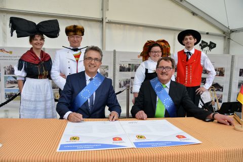 Feierliche Unterzeichnung der Urkunde zur Städtepartnerschaft 