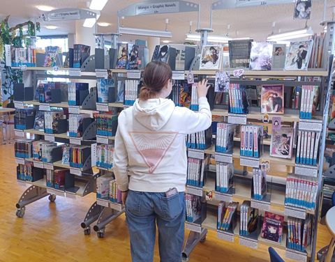 Bibliotheksleitung Verena Kowarsch vor den Bücherregalen