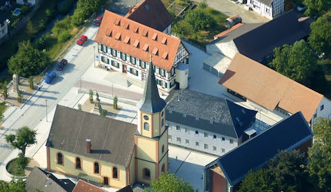 Rathaus und Kirche
