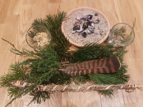 Agnes Vogt erstellt eigene Räuchermischungen 